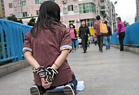 女子被绑缚当街跪下-街头艺术引发震撼