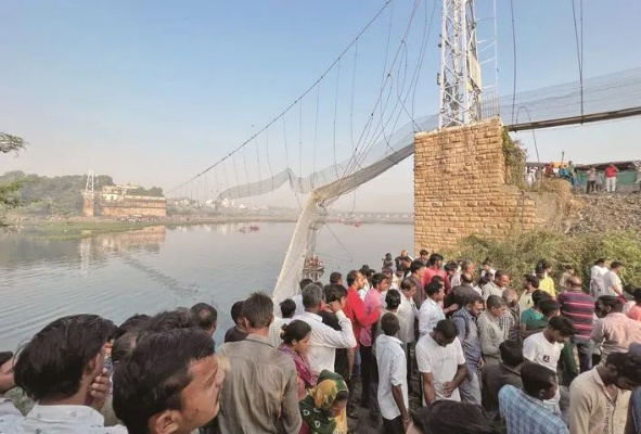 印度一座拉索桥断裂坍塌3