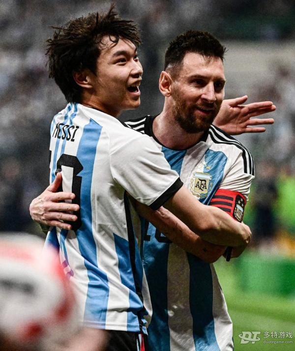 球迷冲进球场拥抱梅西：激动瞬间背后的法律与秩序反思