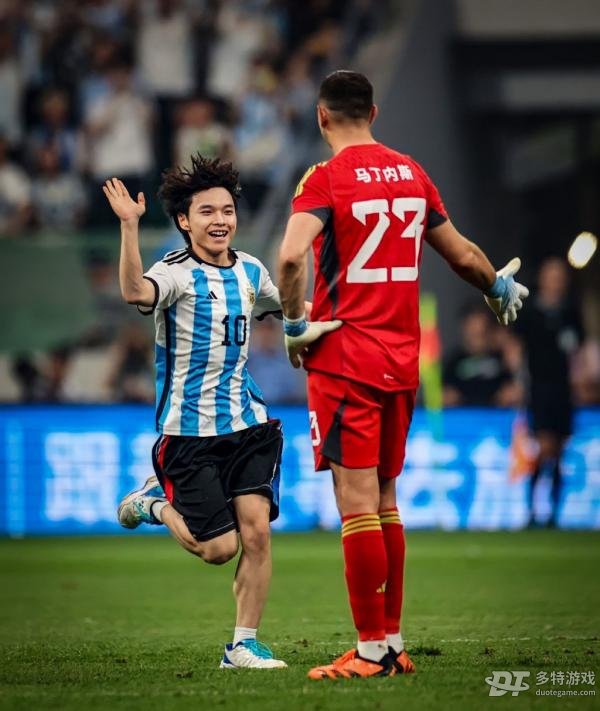 球迷冲进球场拥抱梅西：激动瞬间背后的法律与秩序反思